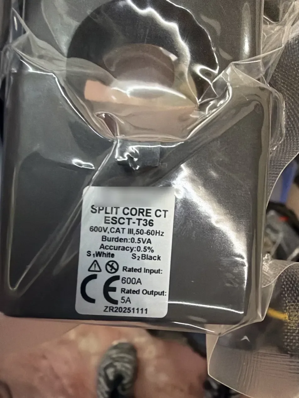 שנאי זרם מפוצל עם מדבקה: 600V CAT III, Burden 0.5VA, דיוק 0.5%, S1 לבן ו־S2 שחור, זרם כניסה 600A ויציאה 5A