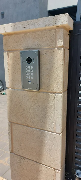 פאנל אינטרקום שקוע בעמוד אבן ליד שער כניסה