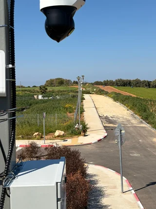 פרט של עמוד מצלמה וארון ציוד לצד דרך בשטח פתוח